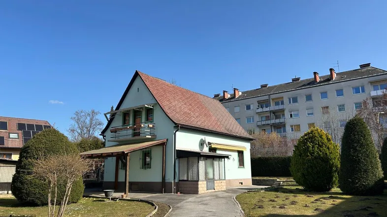 Freistehendes Einfamilienhaus mit Garten, Satteldach und Balkon in sonniger Lage.