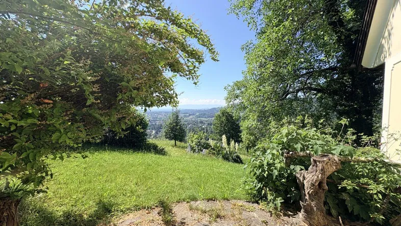 Großer Rasenbereich mit weitem Blick über die Landschaft und die darunter liegende Stadt.