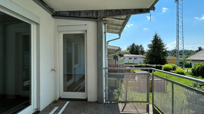 Geräumiger Balkon mit Fliesenboden und Blick ins Grüne, ideal für entspannte Stunden im Freien.