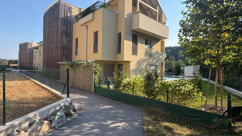 Modernes Mehrfamilienhaus mit ansprechender Architektur und gepflegter Außenanlage in sonniger Lage.