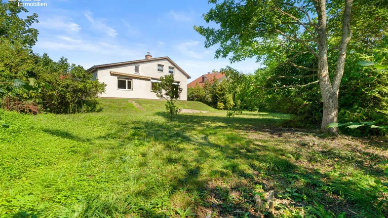 Einfamilienhaus mit großem Garten und viel Grünfläche in sonniger Lage.