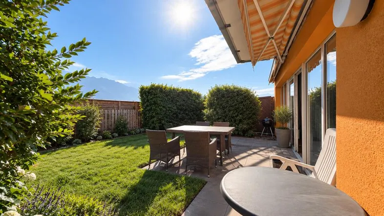 Sonnige Gartenterrasse mit Bergblick