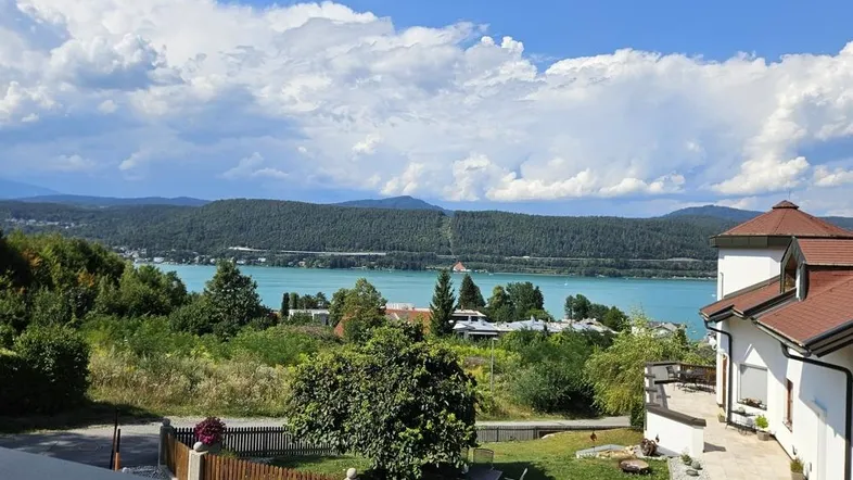 Panoramablick auf den See und die umliegende Berglandschaft von der Immobilie aus.