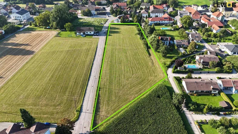 Luftaufnahme eines großen Grundstücks in ländlicher Umgebung mit angrenzender Wohnbebauung.