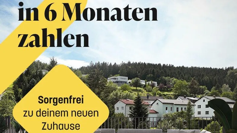 Geräumige Terrasse mit modernen Outdoor-Möbeln und weitem Blick auf die grüne Hügellandschaft.