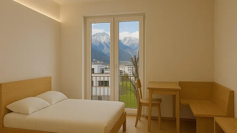 Helles Schlafzimmer mit Holzboden, modernem Bett und direktem Zugang zum Balkon mit Bergblick.