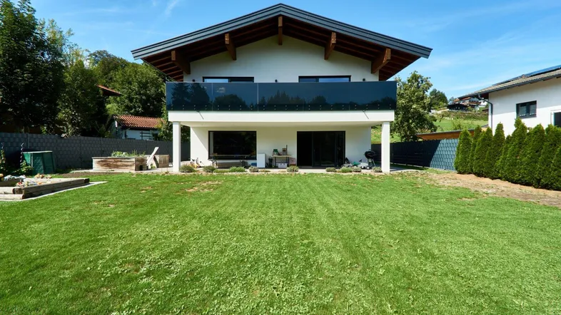 Modernes Einfamilienhaus mit großem Garten, Balkon und Terrasse in sonniger Lage.