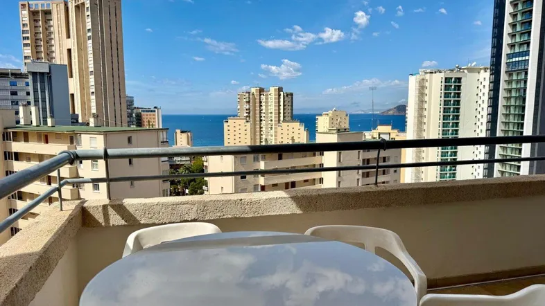 Geräumiger Balkon mit Sitzgelegenheiten bietet einen weiten Blick auf die Stadt und das Meer.