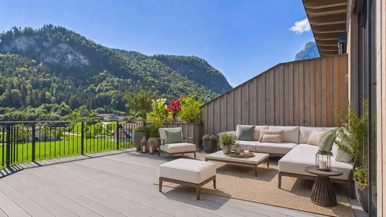 Große möblierte Terrasse mit bequemen Sitzgelegenheiten und atemberaubendem Bergblick.
