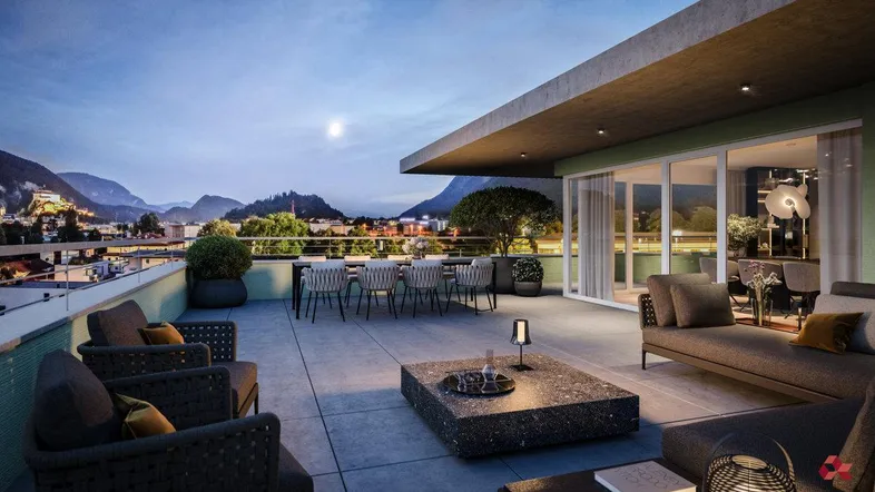 Geräumige Dachterrasse mit Ess- und Loungebereich, bietet einen atemberaubenden Blick auf die umliegende Berglandschaft.