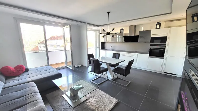 Wohnzimmer mit Zugang zum Balkon