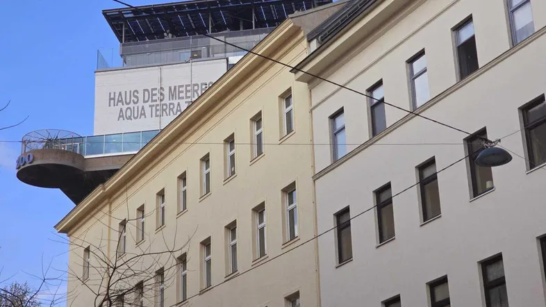 Fassade eines Wohngebäudes mit Blick auf das Haus des Meeres und die Aqua Terra Zoo.