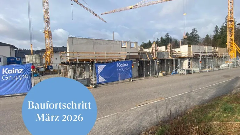 Blick auf eine Baustelle mit mehreren Kränen und im Bau befindlichen Gebäuden im März 2026.