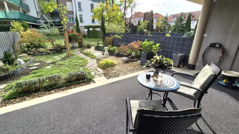 Gemütliche Terrasse mit Sitzgelegenheiten und Blick auf den gepflegten Gartenbereich und die Umgebung.