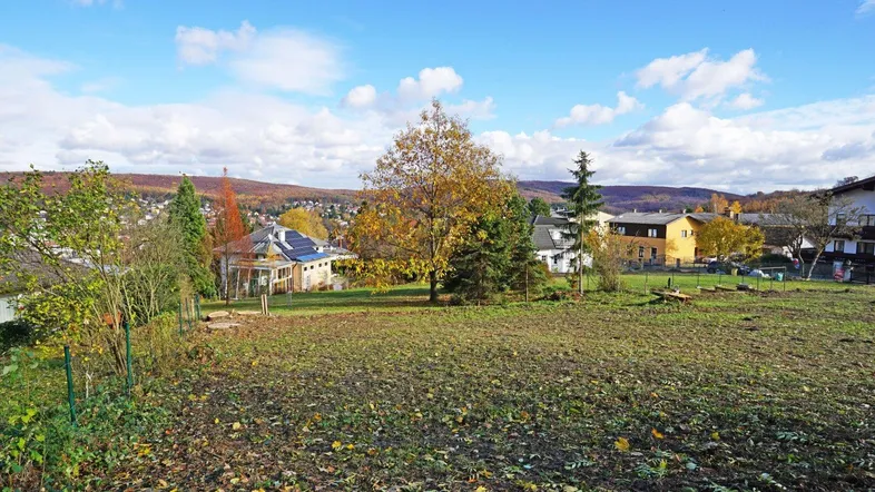 Herrliches Baugrundstück in zweiter Reihe zur Straße!