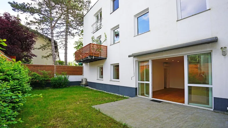 Terrasse und Eigengarten