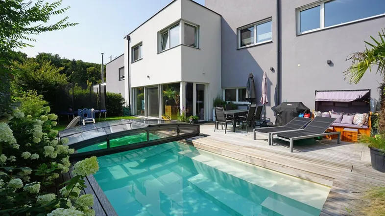 Poollandschaft und Garten