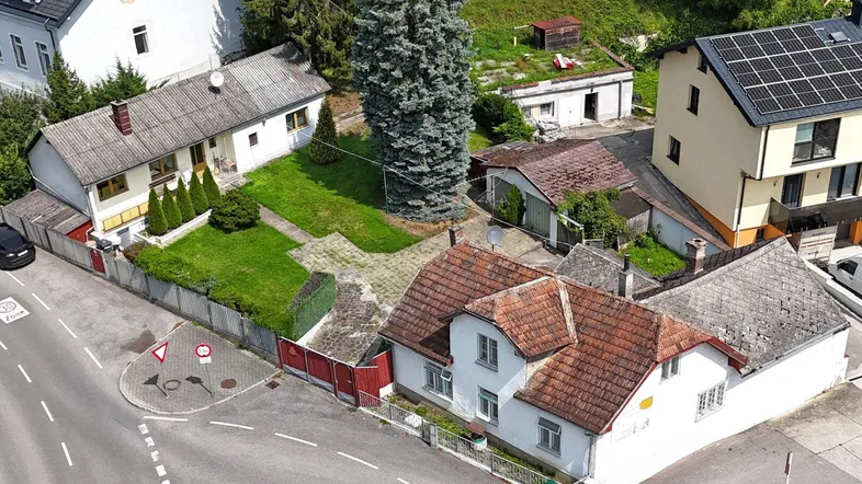 Gesamte Liegenschaft mit 2 Häusern und Doppelgarage