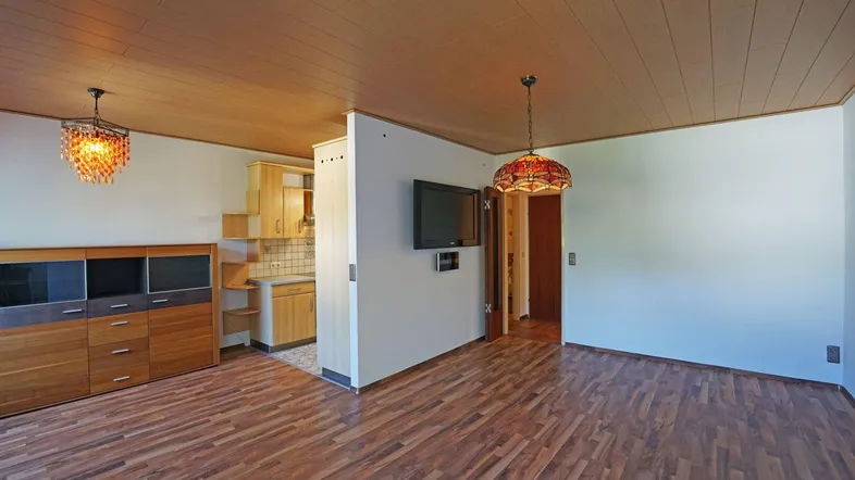 Wohnzimmer mit offener Küche und Schwedenofen