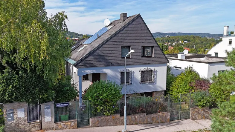 Straßenseitige Hausansicht Drohne