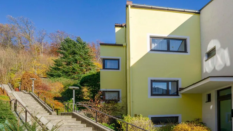 Eckreihenhaus mit Einfamilienhauscharakter in zentrumsnaher Aussichtsslage