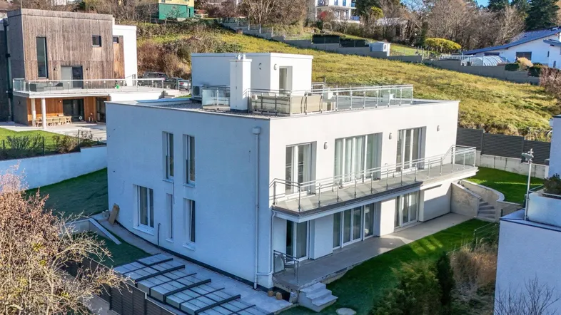 Neuwertiges Niedrigenergiehaus mit maximaler Flexibilität - Pool, Sauna und Dachterrasse inklusive!