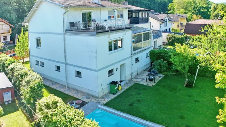 Luftaufnahme des Hauses mit Garten, Pool und umliegender grüner Landschaft.
