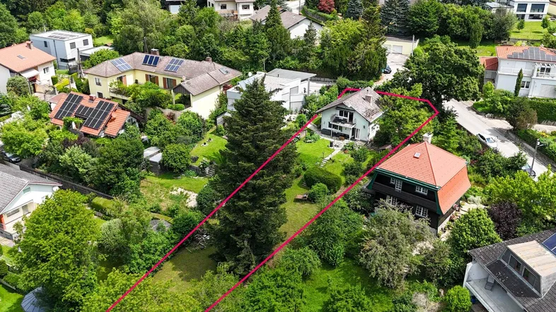 Luftaufnahme des Anwesens mit Haus, großem Garten und umliegender grüner Landschaft.