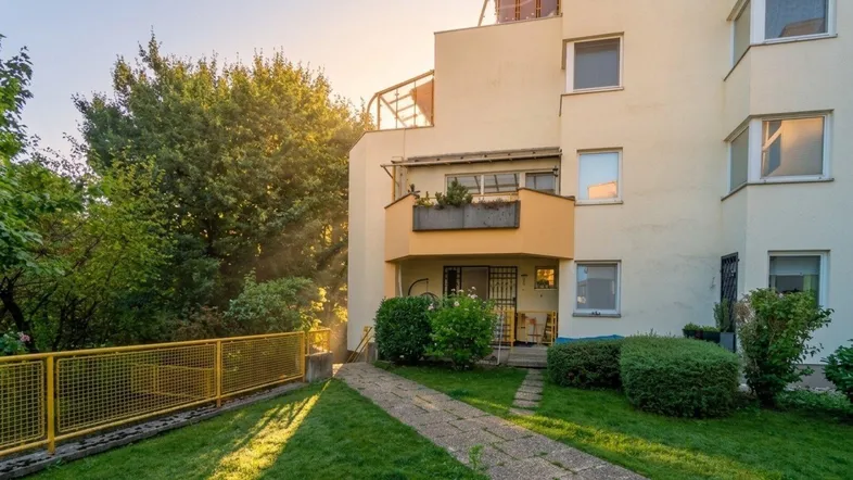 Hausansicht Gartenseite mit Loggia