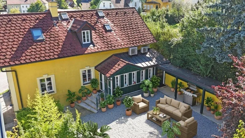 Hausansicht mit Innenhof