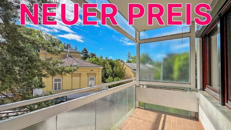 Heller Balkon mit Terrakottaboden und Blick auf grüne Umgebung sowie umliegende Gebäude.