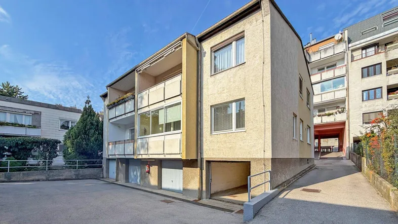 Hausansicht mit Garage