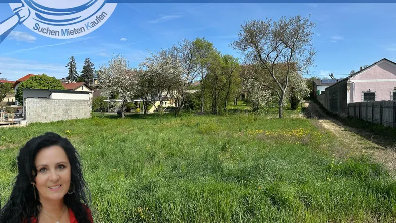 Weitläufiges grünes Grundstück mit Baumbestand und umliegenden Häusern, ideal für den Bau eines Eigenheims.