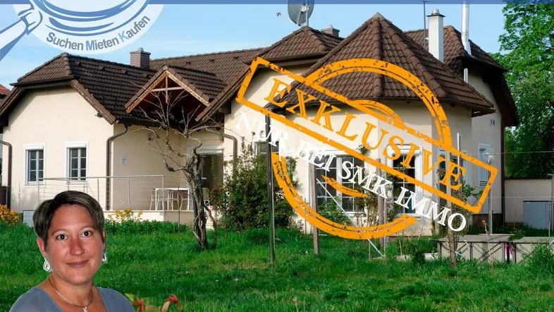 Außenansicht eines Einfamilienhauses mit Garten und einer Person im Vordergrund, überlagert von einem Exklusiv-Stempel.