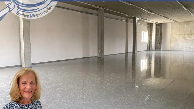 Großer, leerer Gewerberaum mit glänzendem Betonboden und tragenden Säulen, bereit zur individuellen Gestaltung.