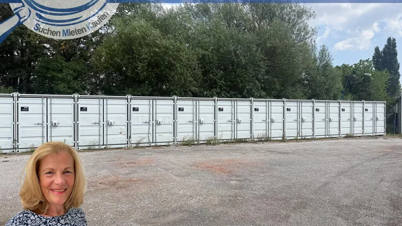 Eine lange Reihe weißer Lagercontainer auf einem Schotterplatz mit Bäumen im Hintergrund.