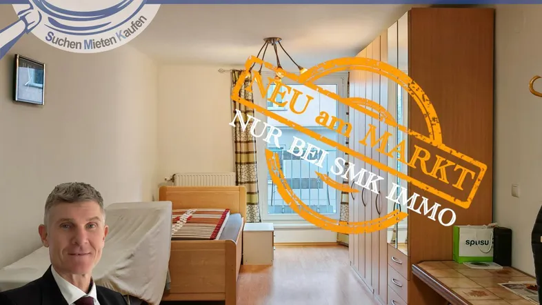 Helles Schlafzimmer mit Holzmöbeln, großem Fenster und Blick nach draußen.