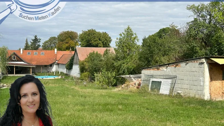 Großer Gartenbereich mit Rasenfläche, älteren Gebäuden im Hintergrund und einem kleinen Pool.