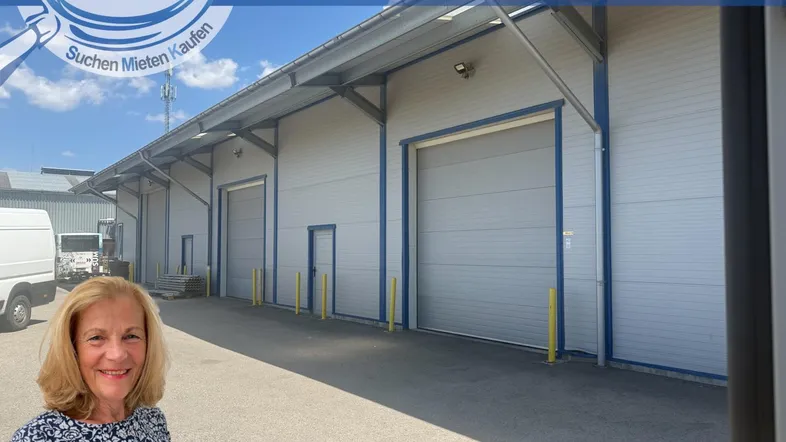 Außenansicht einer modernen Lagerhalle mit mehreren Rolltoren und einer Person im Vordergrund.
