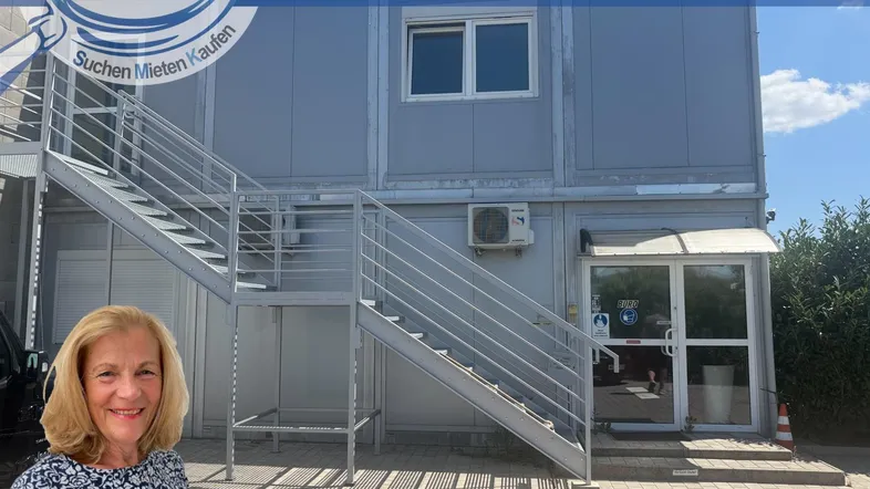 Außenansicht eines modularen Bürogebäudes mit externer Stahltreppe und Werbebanner.