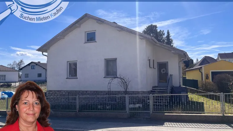 Einfamilienhaus mit heller Fassade und Steinsockel, umgeben von einem kleinen Vorgarten.