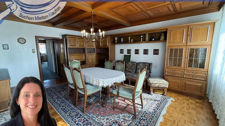 Traditioneller Essbereich mit Holztäfelung an Decke und Wänden sowie einem großen Esstisch.