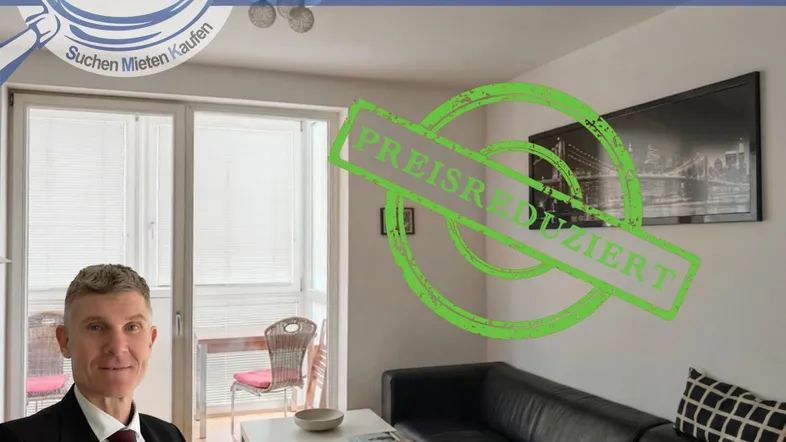 Gemütliches Wohnzimmer mit Sofa, Couchtisch und Zugang zu einem Außenbereich, der zum Entspannen einlädt.