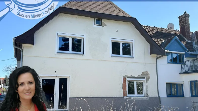 Fassade eines Einfamilienhauses mit Renovierungsbedarf und sichtbaren Fenstern.