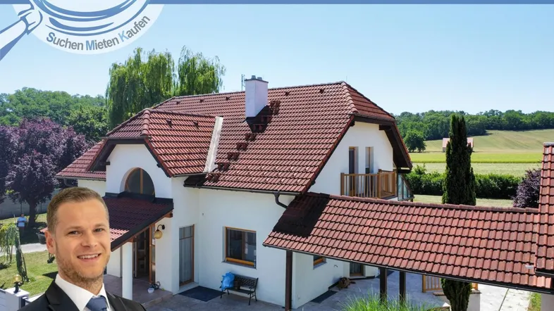 Freistehendes Einfamilienhaus mit rotem Ziegeldach und gepflegtem Garten in ländlicher Umgebung.