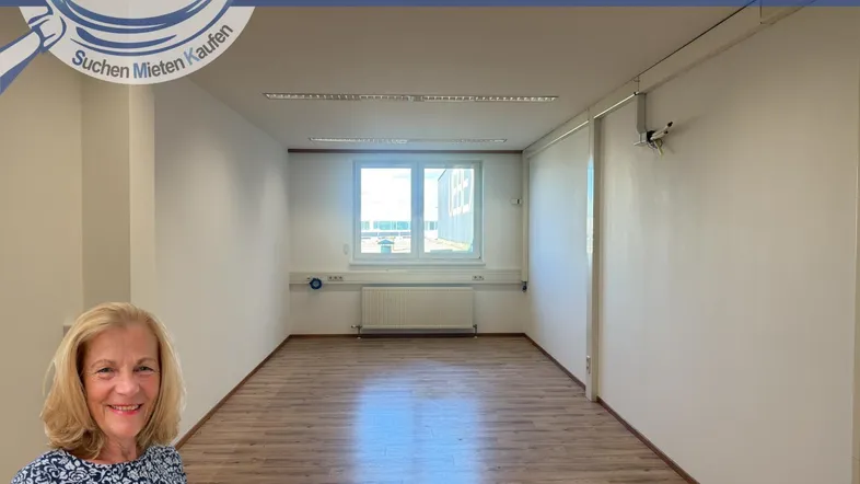 Leerer Büroraum mit Fenster, Heizkörper und Laminatboden, bereit zur individuellen Gestaltung.