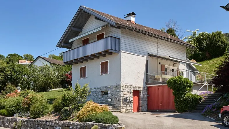 Charmantes Einfamilienhaus mit Balkon, Garage und gepflegtem Vorgarten in sonniger Lage.