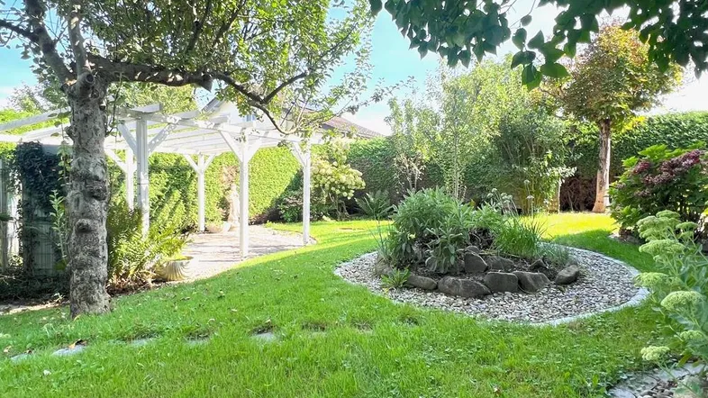 Großzügiger Garten zum Genießen
