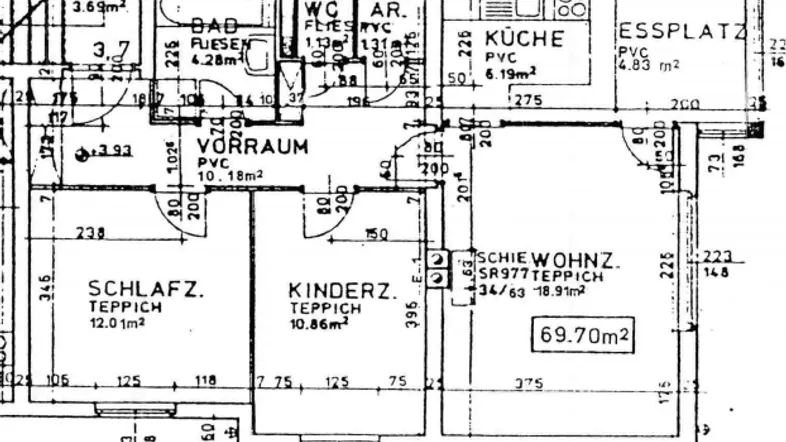 Grundrissplan einer Wohnung mit offener Küche, Essplatz, Wohnzimmer, zwei Schlafzimmern und einer Terrasse.