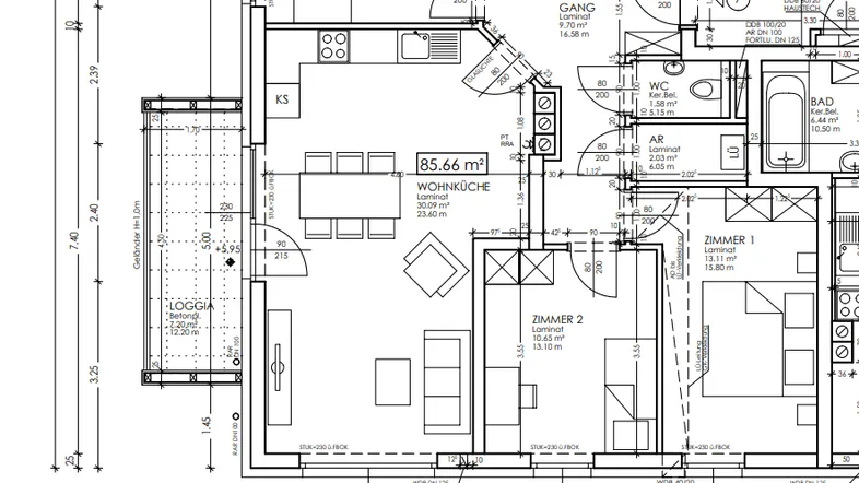 Grundriss des 2. Obergeschosses mit offenem Wohn- und Küchenbereich, drei Schlafzimmern, zwei Bädern und einer Loggia.